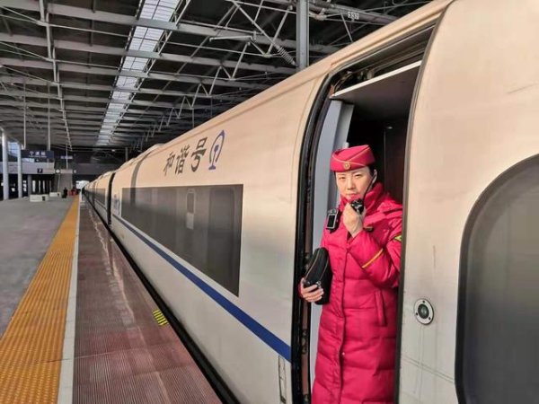 万隆优配 舍小家为大家 坚守春运第一线