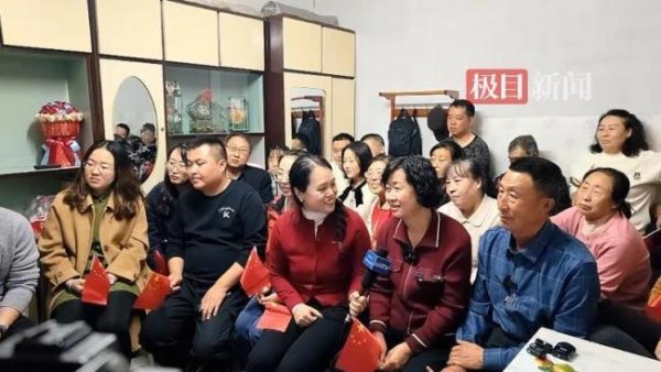 第一资本 武飞家人放烟花庆祝神舟21号发射成功 激动与紧张交织